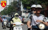 Nắng nóng 41 độ C, khách du lịch ở Hà Nội phải cầm quạt khi đi dạo